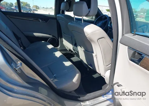 2008 Mercedes-Benz C 350 Sport z USA, uszkodzony, nr VIN WDDGF56X88F191700